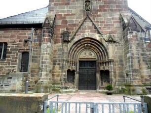 Stadtkirche - Kirchturm von Westen-Erdgeschoß mit gotischem Portal (abgestufte Säulenprofilierung) in Übersicht