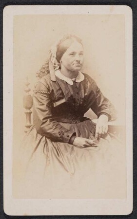 Frauenporträt : Frauenporträt. Visitfoto