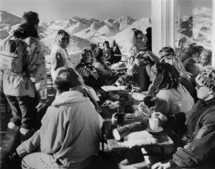 Rast auf der Bergstation des Mooserbergliftes, Tirol, im Defraggental, Österreich