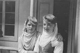 Reisefotos Spanien. Zwei junge Spanierinnen in Tracht auf einer Innenhofgalerie