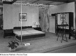 Raumaufnahme mit Ausstellungskojen des VEB Möbelkombinat Berlin (MKB). Ansicht mit Hotelzimmereinrichtung