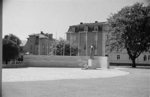 Weimar. Platz der 51.000. Ansicht mit Thälmanndenkmal (1958; W. Arnold)