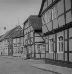 Tangermünde. Blick entlang einer Straße mit Fachwerkhäusern