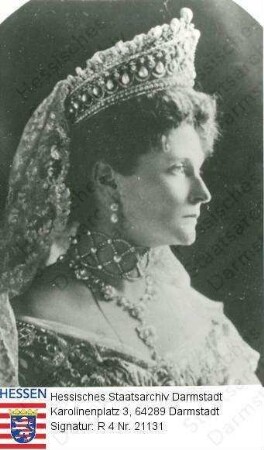 Alexandra Fjodorowna Zarin v. Russland geb. Prinzessin Alix v. Hessen und bei Rhein (1872-1918) / Porträt im Profil, mit Krone, Brustbild
