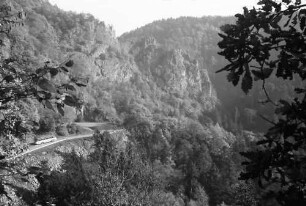 Berau: Straße unter Felsen im Schlüchttal bei Berau