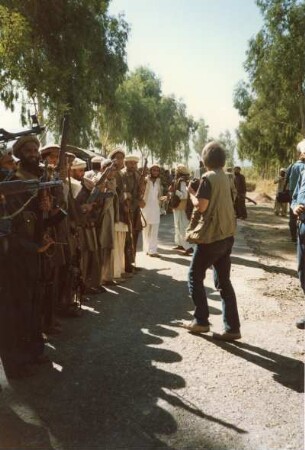 Sindahabad (Afghanistan). Ausbildungslager der Modschahedin. Ausbildung an den Waffen. Rechts im Bild der Fotograf Uwe Gerig