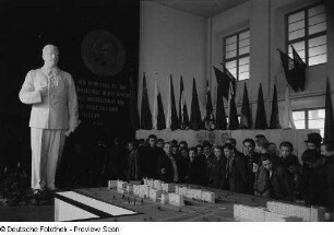 Blick in die Halle mit einer Statue von Stalin und einem Modell der Stalinallee