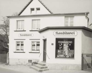 Radebeul, Coswiger Straße 4. Wohnhaus mit Laden (1820/1830, um 1910)