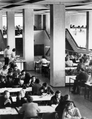 Bochum. Ruhr-Universität. Blick in eine Mensa
