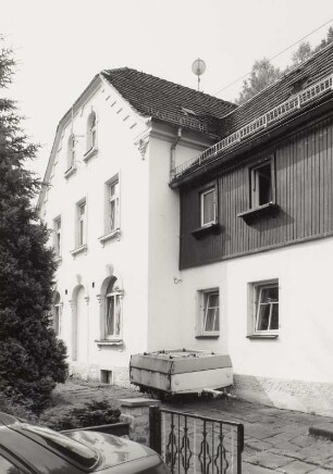 Wohnhaus mit Wohnhausanbau (ehem. Bahnhof?)