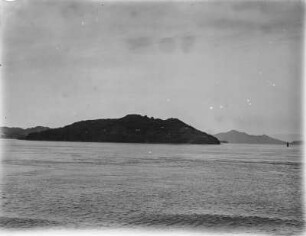 Insel : Blick auf eine, in einer Bucht liegende Insel