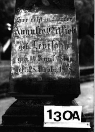 Grabstein 130 (Index: 100092973) Material: Sandstein; Schrifttafel auf Sockel:Marmor Zustand: gut Maße HxBxT: 187x55x28 cm Beschreibung: doppelt aufgesockelter, obelsikart. St/Schriftfelder auf Stele und Sockel Symbolik: Blumenkranz mit Schleife: Grabstein 130A