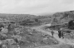 Landschaft : Eine Gruppe von Männern in einer felsigen Landschaft