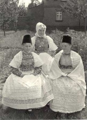 Hochzeitstracht aus Seidewinkel : Kleidung - Hoyerswerdaer Tracht. Ort: Židźino / Seidewinkel. Hoyerswerdaer Hochzeitstracht: Braut, Brautjungfer (družka) und Brautführerin (słónka)