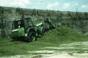 Fotografie: Ein- und Auslagerungstechnik, Flachsilo, Teleskoplader, Grassilage