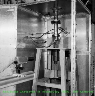 Teststand zur Untersuchung der thermozyklischen Ermüdung von Rohren aus austenitischem Stahl am Institut für Material- und Festkörperforschung IV (IMF IV)