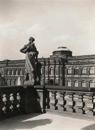 Dresden-Altstadt, Zwinger. Blick vom Zwingerwall zur Gemäldegalerie