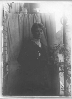 Porträt einer Dame, auf einem Balkon stehend