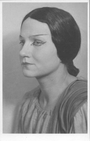Porträt Ruth Krüger im Rollenkostüm der Liu in der Oper "Turandot" von Giacomo Puccini. Fotografie (Weltpostkarte mit Widmung verso, bezeichnet "Trier, 28. Juni 40")