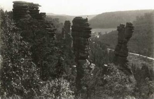 Sächsische Schweiz, Bielatal. Herkulessäulen mit Seilschaft am Alten Weg (V) der Großen Herkulessäule