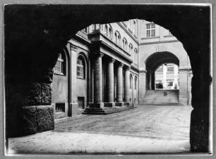 Im Rathaushof zu Plauen : Plauen. Blick in den Hof des Neuen Rathaus zur Marktstraße 9 "Hotel Stadt Dresden"
