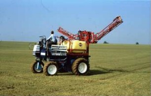 Fotografie: Weinbau, Traktor, Trägerfahrzeug, Pflanzenschutz, Feldspritze angebaut, Transport