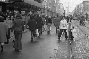 Einkaufsbetrieb in der Innenstadt am ersten verkaufsoffenen Samstag vor Weihnachten