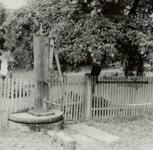 Wilsdruff-Kesselsdorf, Hauptstraße. Handschwengelpumpe (Gemeindebrunnen)