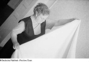 Frau beim Legen von Wäsche