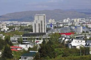Stadtübersicht von Reykjavik Richtung Osten : Stadtübersicht der Hauptstadt Reykjavik, aufgenommen am 29. Mai 2012 von der Aussichtsplattform des Heißwasserspeichers Perlan auf dem Hügel Öskuhlid