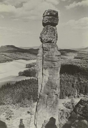 Sächsische Schweiz. Barbarine am Pfaffenstein. Im Hintergrund links der Gohrisch, rechts der Kaltenberg und der Rosenberg