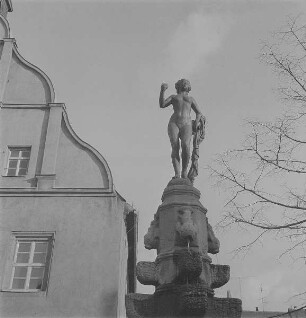 Marktbrunnen : Grimma, Markt. Marktbrunnen (1911; P. Pils). Blick zum Rathaus