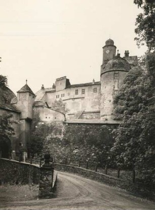 Schloss Hartenstein. Auffahrt zum Schloss