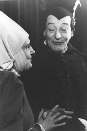 Hamburg. Die Schauspieler Charlotte Kramm (1900-1971) in der Rolle der Marthe und Wolf von Beneckendorff (1891-1960) in der Rolle des Mephisto während einer Aufführung des "Urfaust" von Johann Wolfgang von Goethe imThalia-Theater 1946