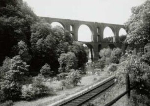 Jocketa. Elstertalbrücke. Massive Bogenbrücke mit 2 Etagen, überführt die Eisenbahnstrecke Reichenbach-Plauen über die Weiße Elster. Ansicht von Süden, im Vordergrund eingleisige Eisenbahnstrecke Gera-Weischlitz
