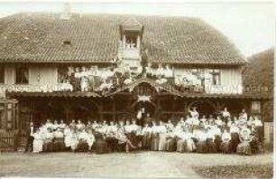 Frauengruppe vor dem Restaurant zur Waldmühle