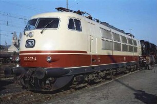 Freiburg: Eisenbahnausstellung; E-Lok 103 237-4; Publikum steigt auf
