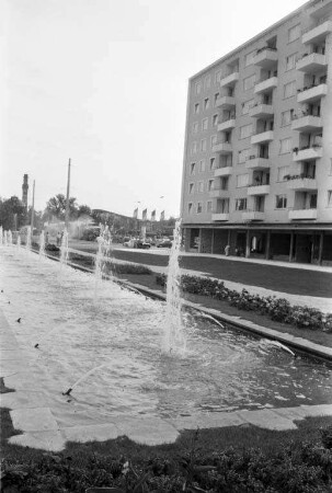 Wasserspiele längs der Ettlinger Straße.