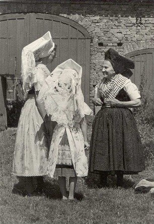 Kirchgangstracht in Dissen : Kleidung - niedersorbische Tracht. Ort: Dešno / Dissen. Niedersorbische Festtagstracht (die alte Frau trägt eine dunkle Tracht).