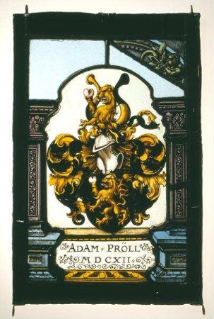 Wappenscheibe des Adam Pröll in architektonischer Rahmung mit dem Fragment eines hornblasenden Triton im rechten oberen Zwickel