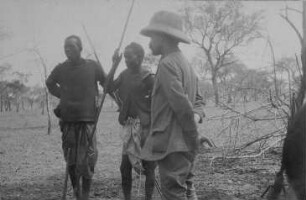 Jagleiter Machulka und mit zwei Dinka bei Achmet Aga [Reise nach dem Sudan, Band 1]