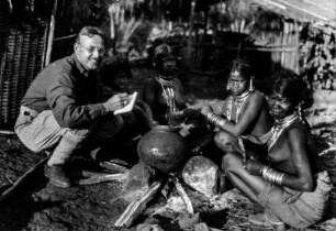 Frauen der Baiga mit Egon von Eickstedt (Deutsche Indien-Expedition 1926/1929 - 7. Zentralindien)