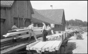 Bräunlingen: kleines Sägewerk, Verladen von Brettern