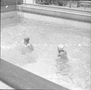 Zwei Damen im Schwimmbad des Hochseepassagierdampfers "Columbus"