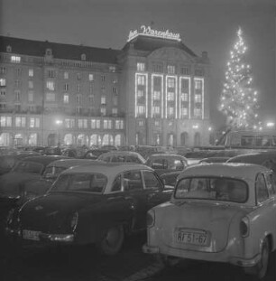 Dresden. Altmarkt Westseite, Warenhaus Centrum, mit Weihnachtsbaum auf dem Altmarkt