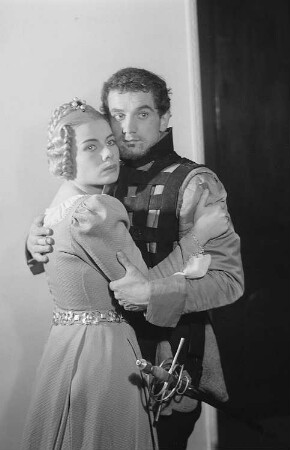 Szenenbilder aus dem Drama "Die Verschwörung des Fiesco zu Genua" von Friedrich Schiller im Theater am Schiffbauerdamm Berlin : Szene mit Hans Rüdiger Renn als Fiesco