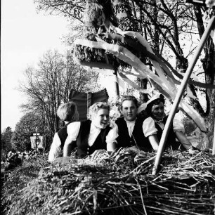 Karpfenfest: Umzug: Festwagen, Landjugend auf Strohladung, Erntekrone, Forke, 13. Oktober 1957