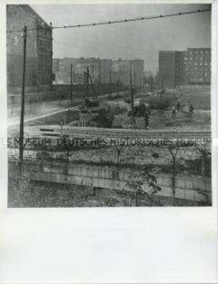 Arbeiten an der Mauer an der Sektorengrenze von Neukölln (West-Berlin) nach Treptow (Ost-Berlin)