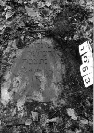Grabstein 1053 (Index: 99902771) Material: Sandstein Zustand: obere Hälfte abgebrochen, fehlt Besonderheit: keine Mßangaben: Grabstein 1053