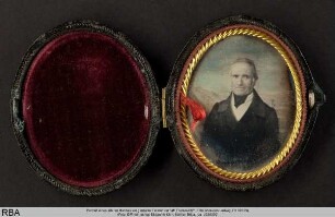Portrait eines älteren Mannes vor gemalter Felslandschaft